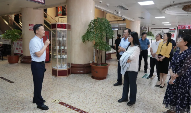 商洛市人大常委会党组书记、主任陈宁一行莅临开封市中医院参观交流