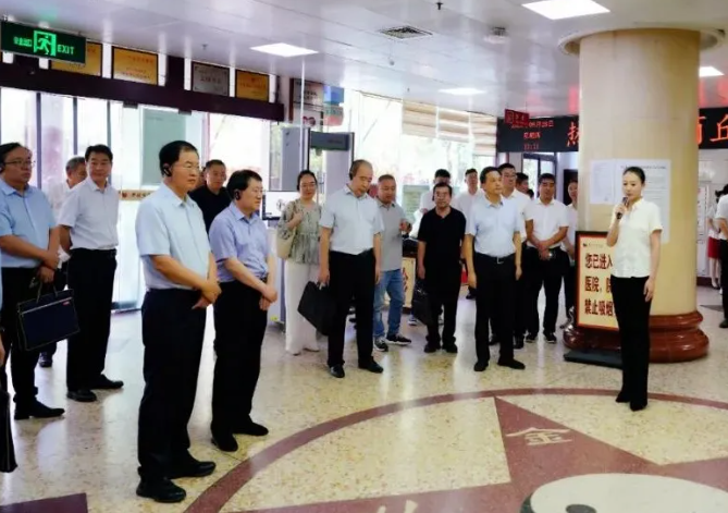 商丘市卫生健康委员会党组书记、主任张德付一行莅临开封市中医院调研指导工作