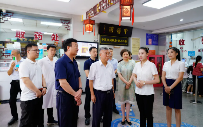 致公党河南省委会主委司富春莅临开封市中医院三里堡社区卫生服务中心调研指导