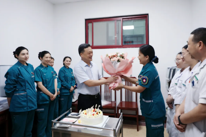 致敬医者！开封市中医院开展医师节慰问活动